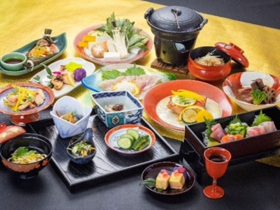 【沖縄県産金目鯛会席(舞踊鑑賞付き)】伝統的な食文化と琉球王朝の宴の雰囲気を味わう琉球舞踊を満喫！＜那覇 久米／1階シアター席＞