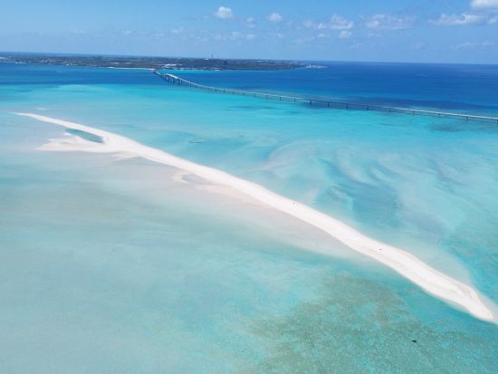 ユニの浜上陸ツアー ボートで楽々移動 360度エメラルドグリーンの海が広がる島を満喫 2歳以下参加無料！＜約1時間／写真データ付／宮古島＞