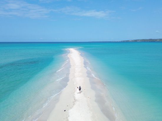 ユニの浜上陸ツアー ボートで楽々移動 360度エメラルドグリーンの海が広がる島を満喫 2歳以下参加無料！＜約1時間／写真データ付／宮古島＞