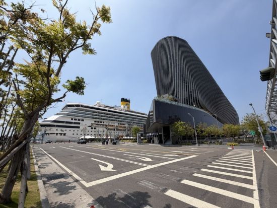 台湾新幹線で行く高雄観光ツアー　蓮池潭（龍虎塔）＆高雄港旅運中心3樓觀景台＆駁二芸術特区＆旗津半島＜日本語ガイド／昼食付き／台北発＞ by JTB