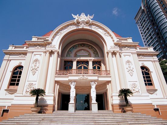 Vietnam_Ho Chi Minh_Saigon Opera House_pixta_1861783