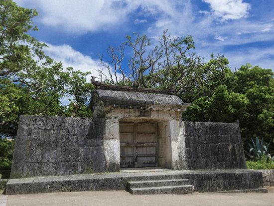 園比屋武御獄石門②（国営沖縄記念公園事務所提供）