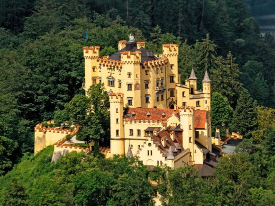 Germany_Hohenschwangau_Hohenschwangau-Castle_shutterstock_206125588
