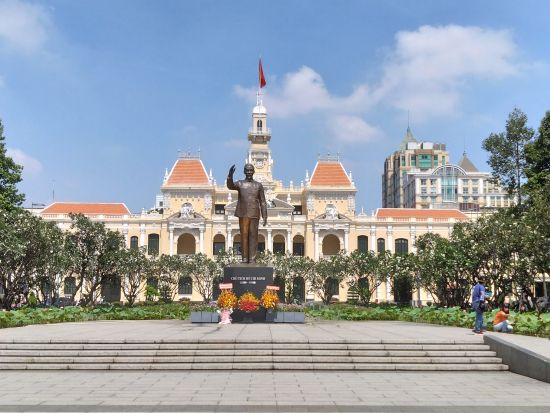 ホーチミン市内観光＋「アオショー（A O Show）」鑑賞ツアー　シクロ体験＋マッサージ＋ショッピング 付き＜昼食付き／日本語ガイド／1日＞