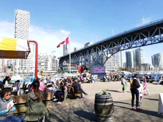 【空港送迎】バンクーバー国際空港 ⇒ バンクーバー市内　グランビルアイランド立ち寄りあり ＜貸切／日本語ドライバー＞