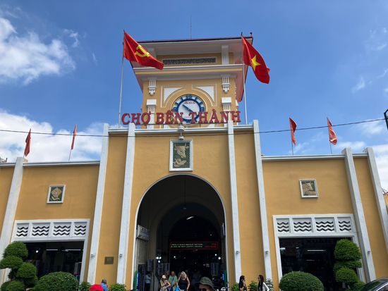 ホーチミン市内観光＋「アオショー（A O Show）」鑑賞ツアー　シクロ体験＋マッサージ＋ショッピング 付き＜昼食付き／日本語ガイド／1日＞の写真3