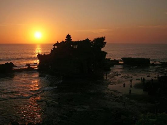 2大絶景寺院を巡る 午後発観光ツアー タマンアユン寺院＋タナロット寺院＋ケチャックダンス鑑賞＜日本語ガイド／選べる夕食付／バリ島内シャトル乗り放題付＞