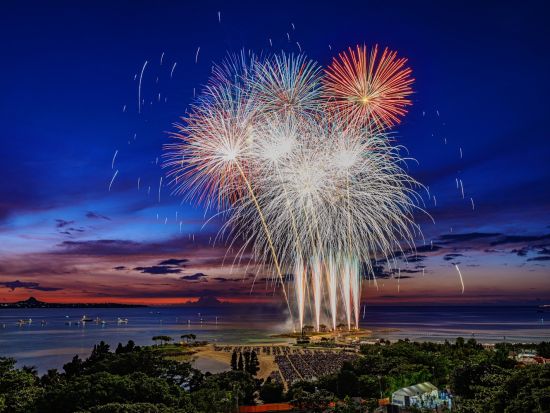 7月4日限定！海洋博美ら海花火大会2026日帰りバスツアー バスツアーエリア内前列ブロック確約！ビュッフェ付きプランもあり＜西側ルート／那覇～北谷発＞