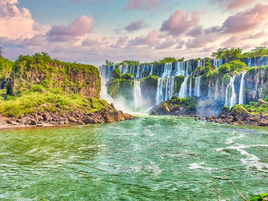 世界遺産イグアスの滝日帰りツアー　ブラジル＆アルゼンチン側から観光！サファリボートツアー付き＜日本語ガイド／フォスドイグアス発着＞