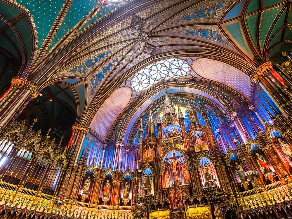 Canada_Montreal_NotreDame_pixta_85405968_M