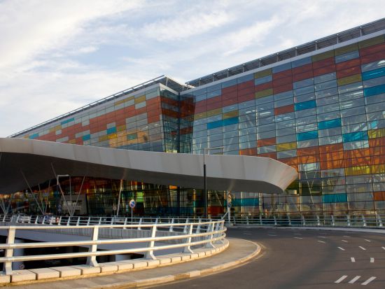 【空港送迎】ズヴァルトノッツ国際空港 ⇔ エレバン市内 ＜貸切／英語アシスタント／チップ込み＞