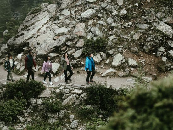 モレーン湖 日の出鑑賞ツアー　朝焼けに染まるテンピークスの絶景を満喫＜6～10月／英語ガイド／バンフ発＞