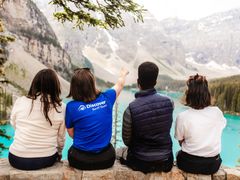 モレーン湖 日の出鑑賞ツアー　朝焼けに染まるテンピークスの絶景を満喫＜6～10月／英語ガイド／バンフ発＞の写真