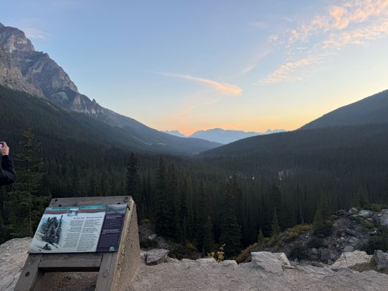 モレーン湖 日の出鑑賞ツアー　朝焼けに染まるテンピークスの絶景を満喫＜6～10月／英語ガイド／バンフ発＞