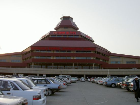 【空港送迎】ヘイダル・アリエフ国際空港 ⇔ バク市内 ＜貸切／英語アシスタント／チップ込み＞