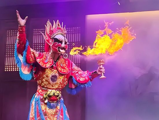 【成都満喫1日ツアー】パンダ基地＋陳麻婆豆腐＋三国志ゆかりの武候祠＋老茶館での茶道パフォーマンスと川劇変面ショー＜ホテル送迎／専用車／日本語ガイド／昼食付＞の写真5