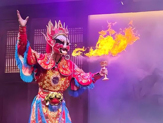【成都満喫1日ツアー】パンダ基地＋陳麻婆豆腐＋三国志ゆかりの武候祠＋老茶館での茶道パフォーマンスと川劇変面ショー＜ホテル送迎／専用車／日本語ガイド／昼食付＞