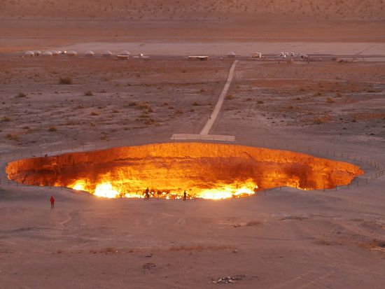 Turkmenistan_Darvaza_Gas Crater_pixta_58418358_L
