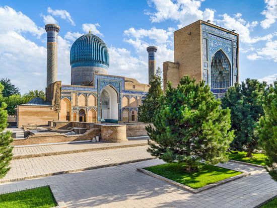 Uzbekistan_Samarkand_Gur-e-Amir_AdobeStock_321908248