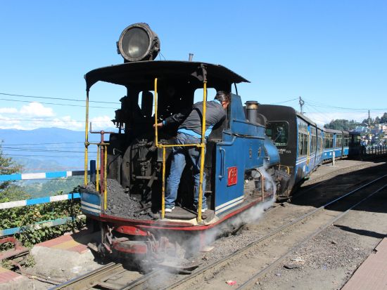 【高速列車：ダージリン・ヒマラヤ鉄道】ダージリン ⇒ ニュージャルパイグリ
