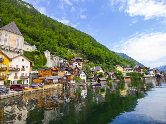 panoramic-view-of-hallstatt-village-and-lake-in-a-2026-01-09-09-15-07-utc