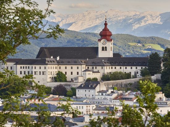 nonnberg-abbey-and-alpine-range-in-salzburg-trave-2026-01-07-06-41-32-utc