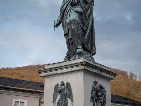 mozart-statue-at-mozartplatz-salzburg-austria-2026-01-09-07-02-37-utc
