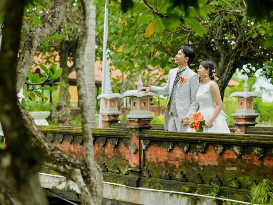 バリ島フォトウェディング 古き良きバリ＋ビーチで撮影＆ご新婦様ヘアメイク込み  ＜撮影75分／日本語対応＞