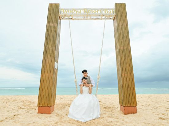 バリ島フォトウェディング 古き良きバリ＋ビーチで撮影＆ご新婦様ヘアメイク込み  ＜撮影75分／日本語対応＞