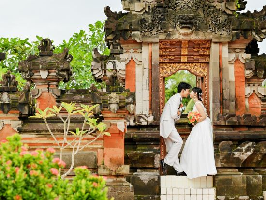 バリ島フォトウェディング 古き良きバリ＋ビーチで撮影＆ご新婦様ヘアメイク込み  ＜撮影75分／日本語対応＞