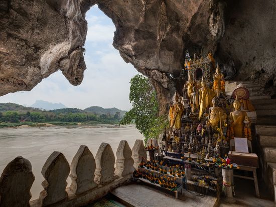 Laos_Luang Prabang_Pak Ou caves_AdobeStock_204373217
