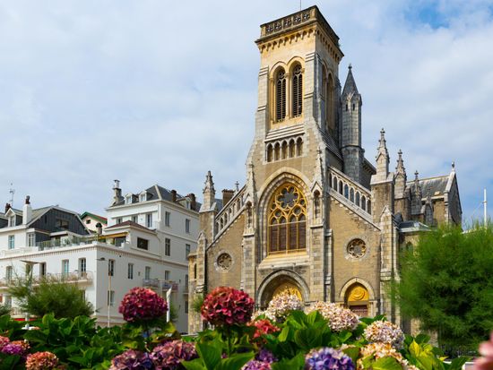 Biarritz_Eglise Sainte-Eugenie_pixta_56903322_M