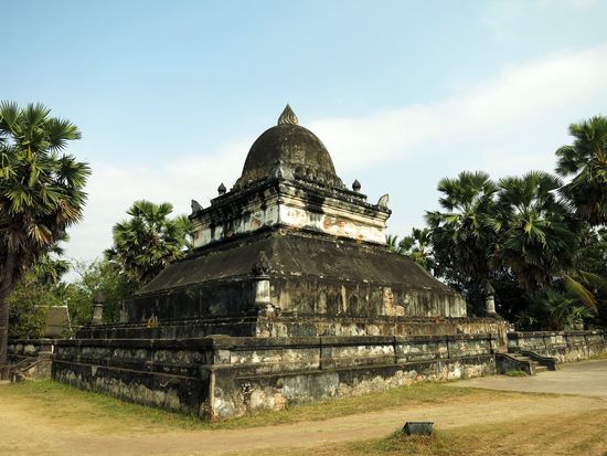 Laos_Luang Prabang_Wat Visunnalat_Stupa_AdobeStock_404710805