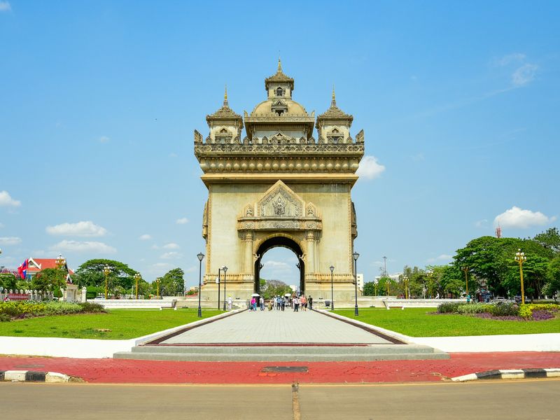 Laos_Vientiane_Patuxai Monument_pixta_115889710