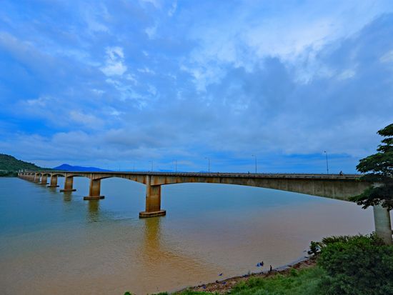 Laos_Pakse_Lao Nippon Bridge_pixta_87863404