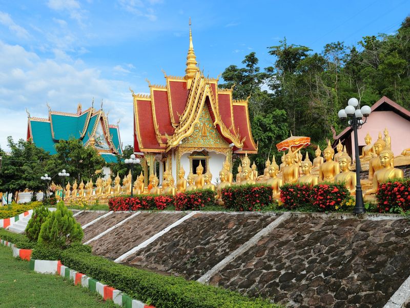 Laos_Pakse_Wat Phousalao_pixta_88160743