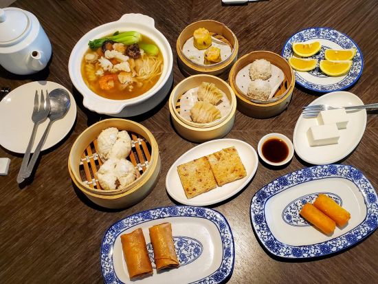 高雄市内観光ツアー 人気スポット巡りと飲茶ランチ 龍虎塔＋美麗島駅＋逍遙園＜午前／日本語ガイド／ホテル送迎付き／高雄発＞