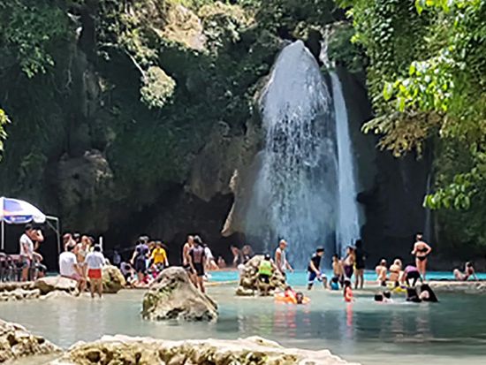 朝イチ出発で効率よく！ジンベイザメシュノーケリング＆カワサン滝で大自然を遊び尽くすツアー＜海の見えるレストラン入場可／ランチプラン有り／日本語ガイド／送迎有＞