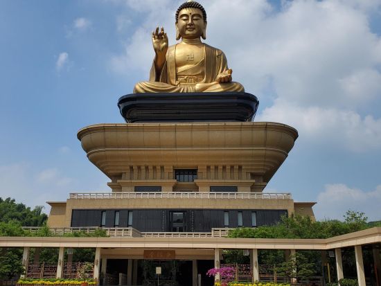 台湾の仏教文化に触れる半日ツアー！仏光山＋佛陀記念館見学＜日本語ガイド／客家料理ランチ付き／ホテル送迎付き／高雄発＞