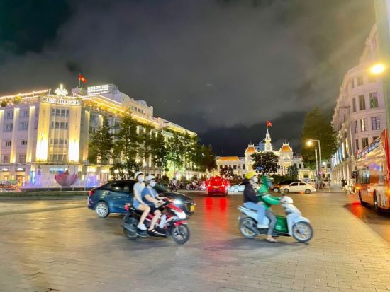 ホーチミン ナイトツアー　徒歩で夜のホーチミンを満喫！バインミーの夕食付き＜日本語ガイド＞