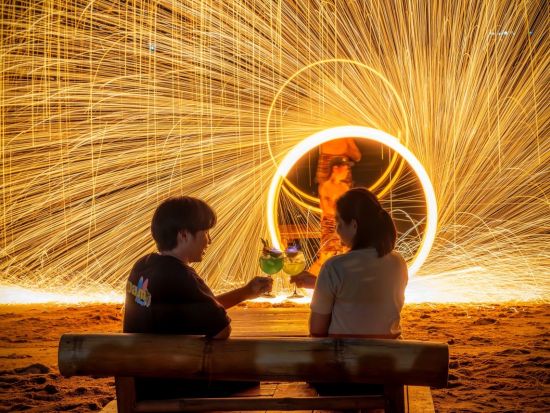 ビーチ・ビアホール「ダム・パタヤ（DAM PATTAYA）」　ビーチでファイヤーショーといっしょに料理を堪能 ＜現地集合解散／パタヤ＞※即予約確定