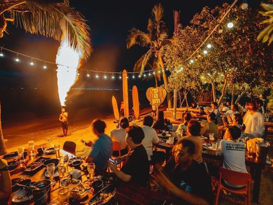 ビーチ・ビアホール「ダム・パタヤ（DAM PATTAYA）」　ビーチでファイヤーショーといっしょに料理を堪能 ＜現地集合解散／パタヤ＞※即予約確定
