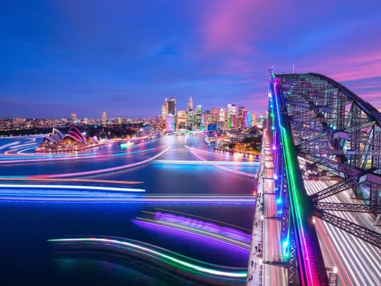 【2026年5月22日～6月13日限定】イブニングクルーズ　光の祭典「ビビッド・シドニー」を海上から満喫！＜1時間／サーキュラーキー発＞