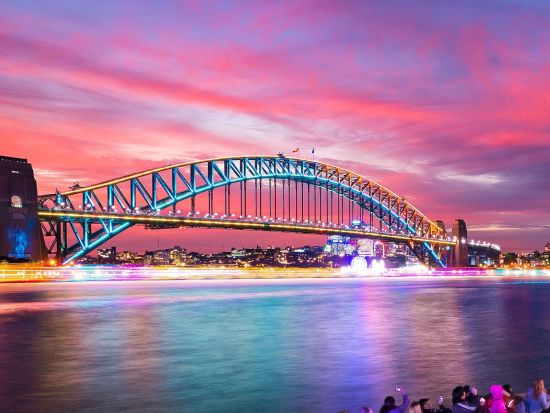 【2026年5月22日～6月13日限定】イブニングクルーズ　光の祭典「ビビッド・シドニー」を海上から満喫！＜1時間／サーキュラーキー発＞
