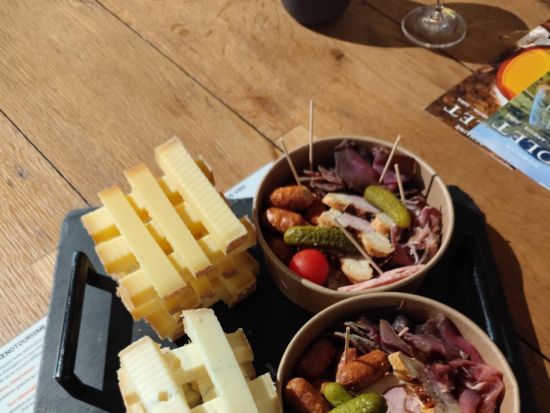 ジュラの恵みを味わい尽くす チーズとワインの一日 ＜貸切／日本語／専用車／ディジョンまたはボーヌ発＞ by H.I.S.