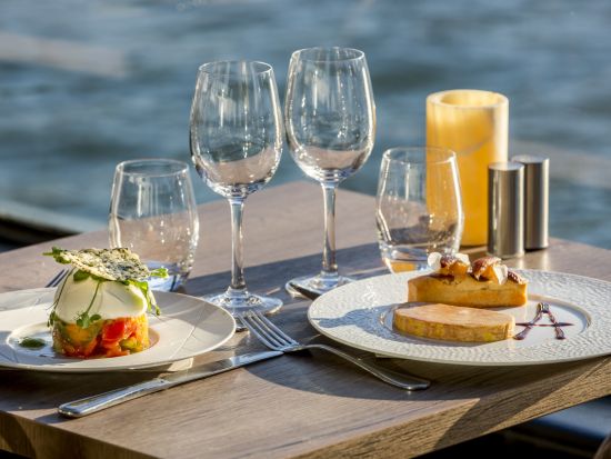 セーヌ川ランチクルーズ予約　パリ・セーヌ　窓際席確約プランあり＜12:30発／3コースランチ／ソルフェリーノ河川港集合＞*当日予約OK