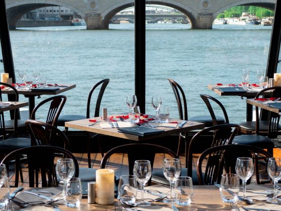 セーヌ川ランチクルーズ予約　パリ・セーヌ　窓際席確約プランあり＜12:30発／3コースランチ／ソルフェリーノ河川港集合＞*当日予約OK