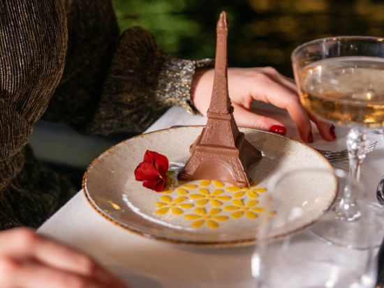 セーヌ川ランチクルーズ予約　パリ・セーヌ　窓際席確約プランあり＜12:30発／3コースランチ／ソルフェリーノ河川港集合＞*当日予約OK