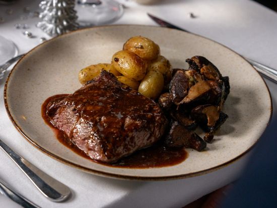 セーヌ川ランチクルーズ予約　パリ・セーヌ　窓際席確約プランあり＜12:30発／3コースランチ／ソルフェリーノ河川港集合＞*当日予約OK