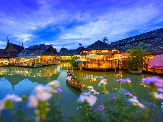 パタヤ水上マーケット入場券＆事前予約サービス　伝統的なタイ文化と美しい水路を探検！ ＜手漕ぎボート乗船＆タイ衣装レンタル付きプランあり＞